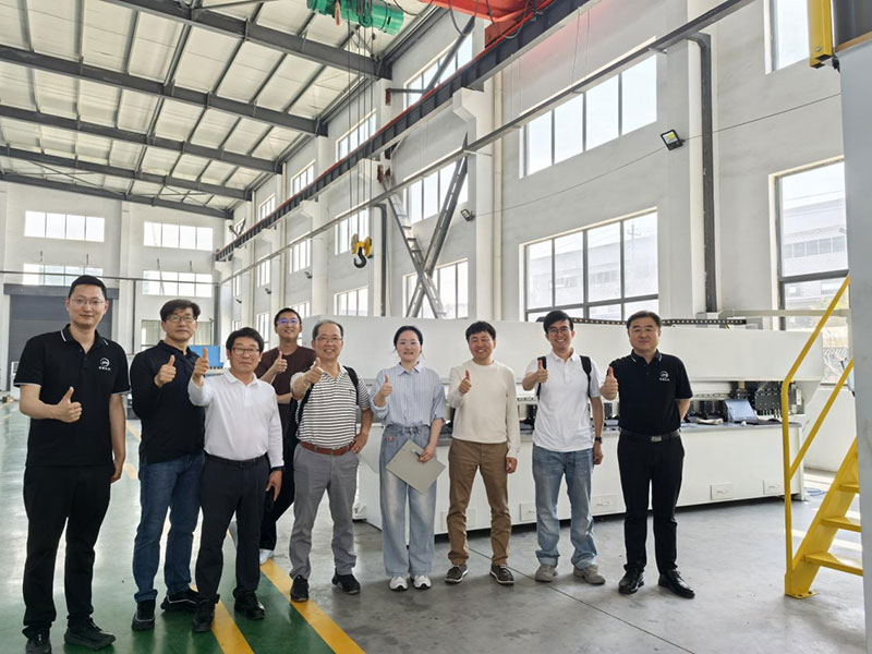 새로운 시장 확장 · 장기 파트너십 강화 - 한국 파트너가 우리 공장을 방문하여 협력 심화