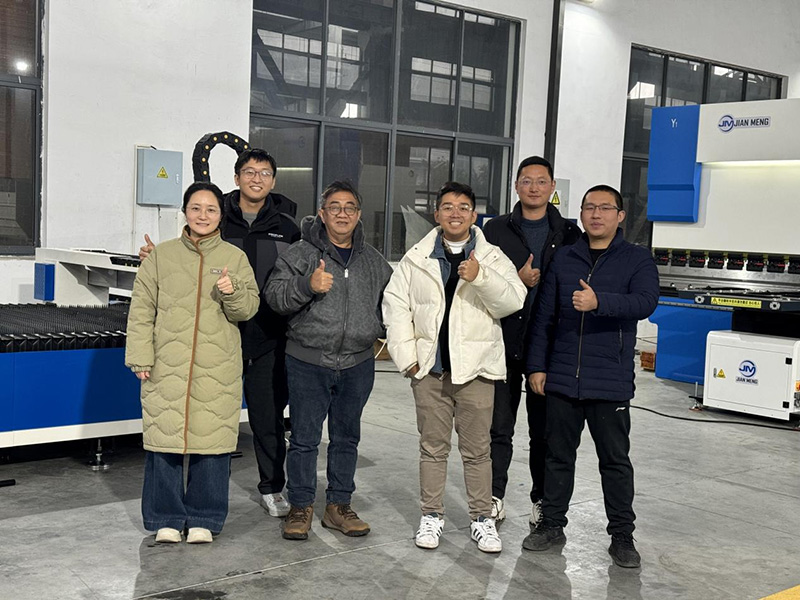 인도네시아 고객은 장비 수락 및 최종 사용자 사이트 투어를 위해 우리의 공장을 방문합니다